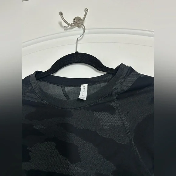 Athleta Momentum Camo Black Seamless T Shirt size small atheisure athletic NWT - Picture 13 of 13